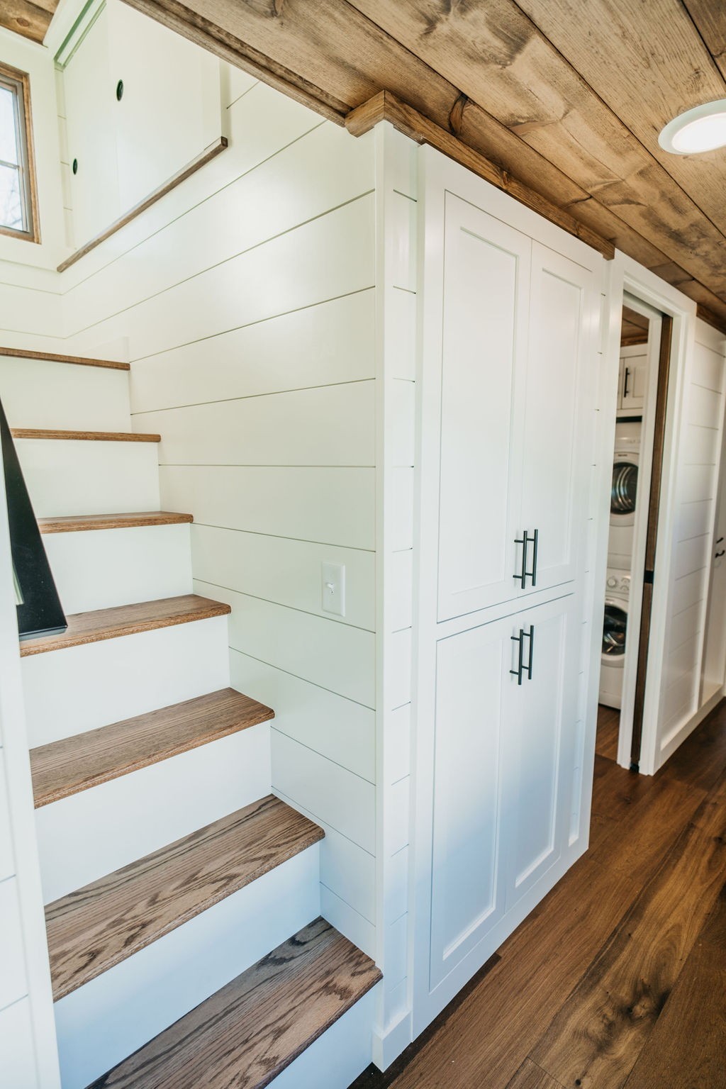 A diferencia del modelo Denali XL, aquí se dispone de una escalera para el acceso a los lofts de la planta superior.