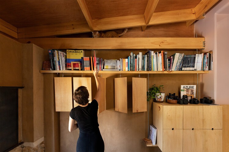 La nueva ampliación destaca por el uso de la carpintería en la estructura del tejado, biblioteca y espacios de almacenaje.