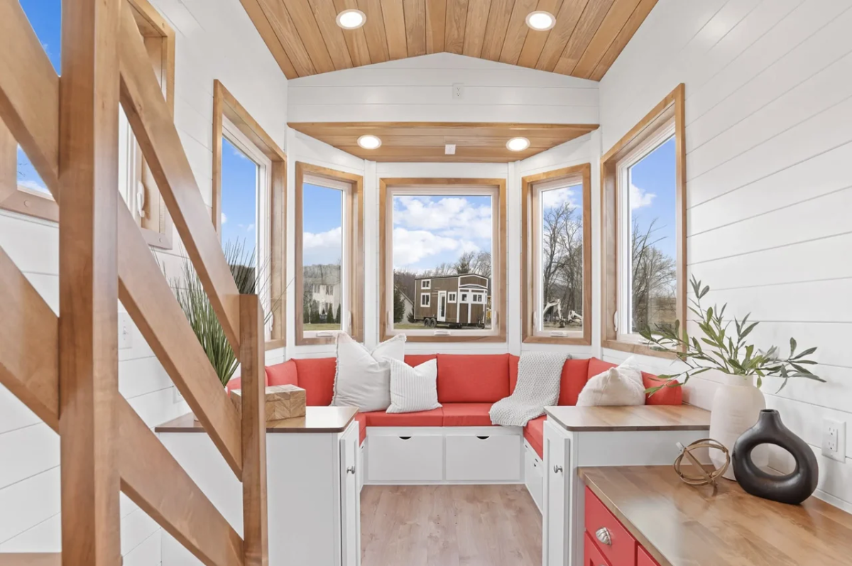 En un extremo de la minicasa se encuentra la sala de estar, en la que pueden estar holgadamente hasta seis personas.