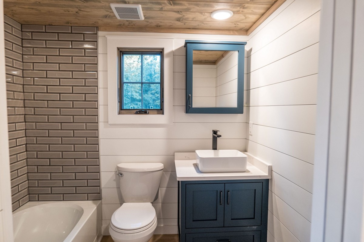 El baño es espacioso y completo, cuenta además con una zona para la lavandería.