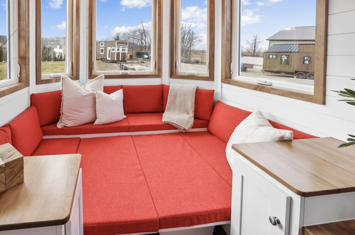 La flexibilidad del espacio de estar permite transformarlo en un cómodo dormitorio supletorio con solo unos simples ajustes.