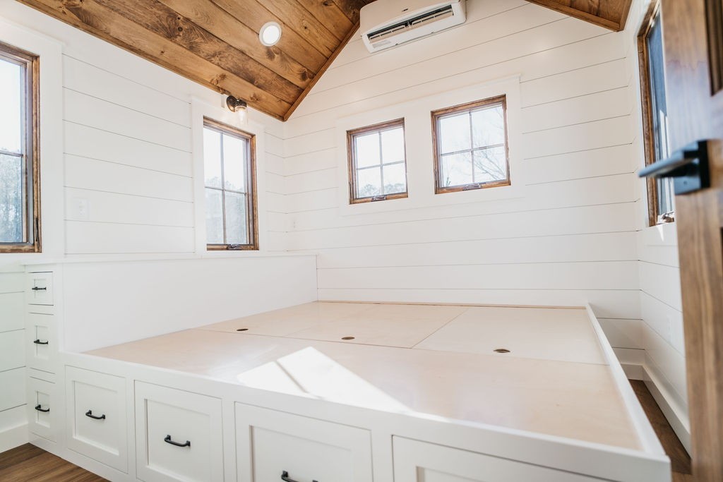 El dormitorio principal cuenta con una cama king-size y multitud de armarios para almacenar mantas, ropa u otros objetos.