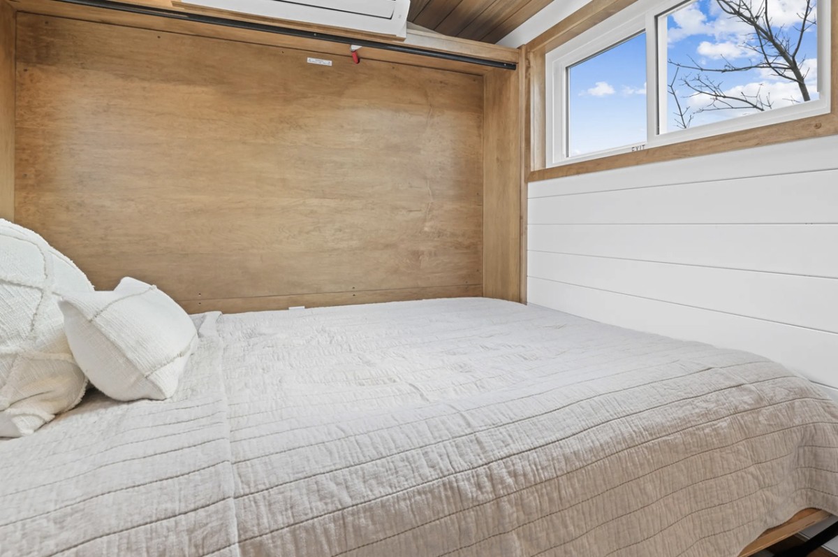 El dormitorio principal está ubicado en la parte superior del remolque, por ello, ofrece un amplio espacio para moverse y descansar.