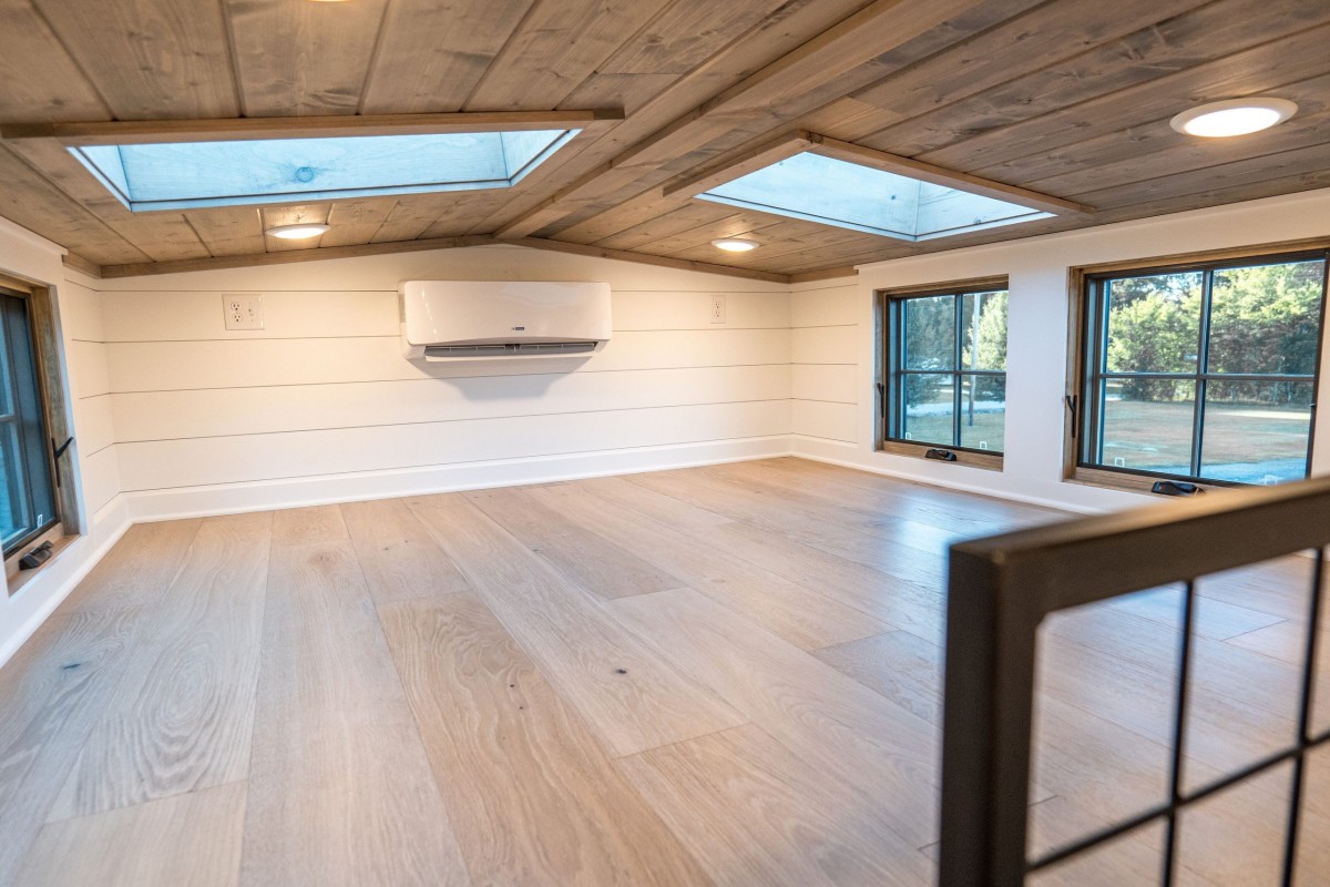 En la planta superior se dispone de dos lofts espaciosos que pueden servir como dormitorio, estudio o zona de juegos.