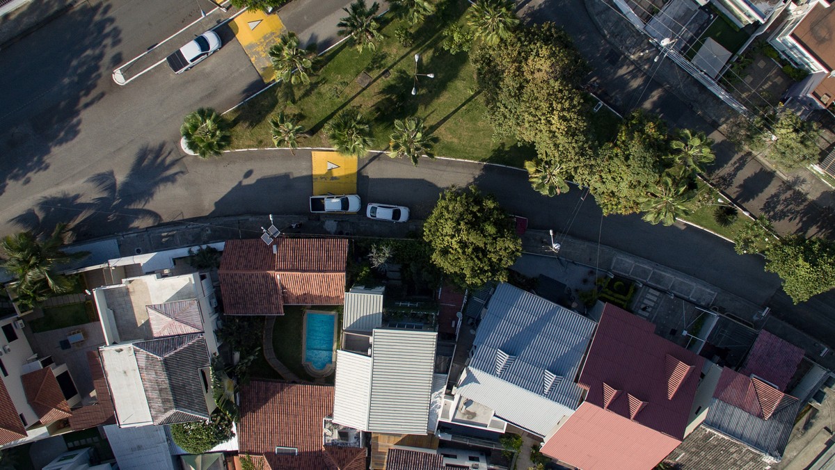 La ampliación permanece dentro de la propiedad de la casa y se integra con los otros espacios existentes.