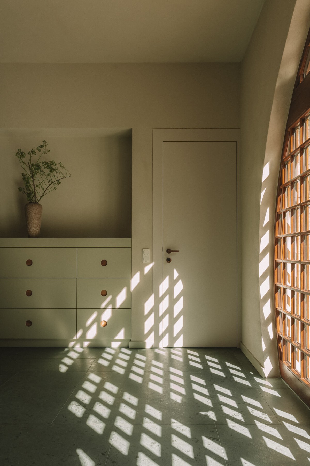 Interior con una ventana con celosía