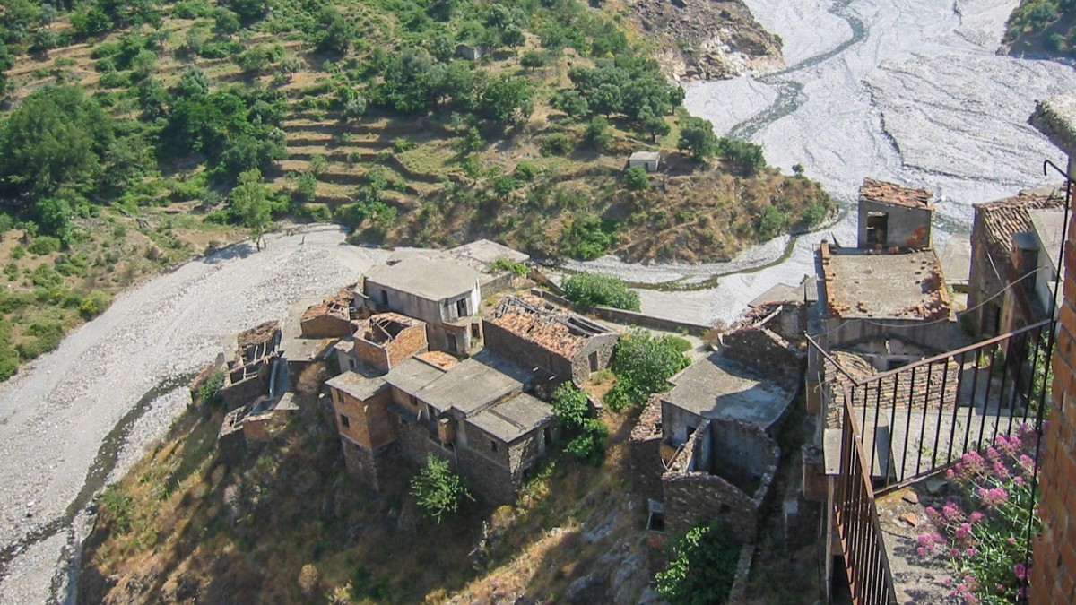 città fantasma calabria