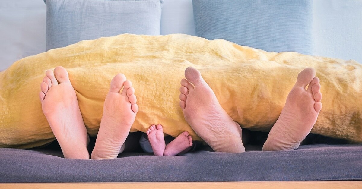 piedi su un letto
