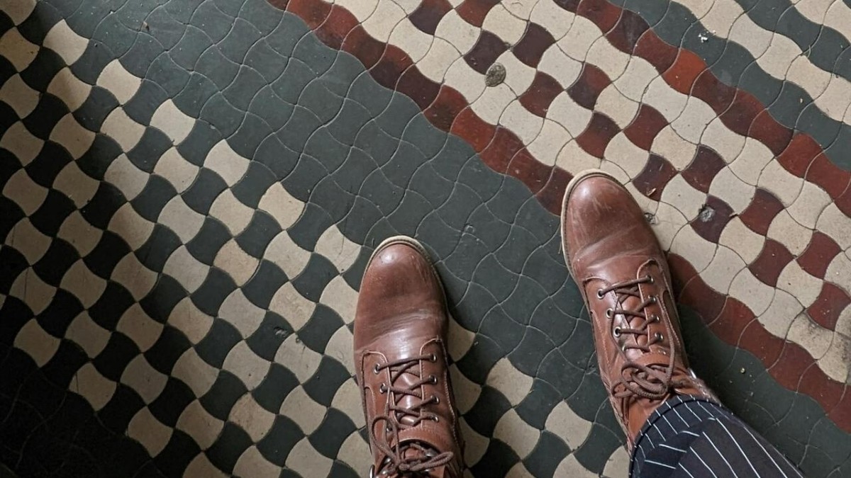 ragazza con piedi su pavimento