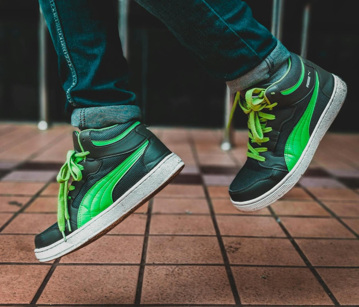 ragazzo che salta sul pavimento