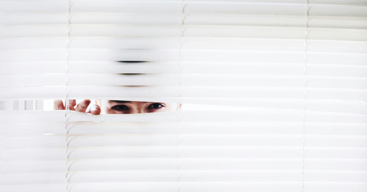 Vicino di casa che guarda dalla finestra Vicino di casa che guarda dalla finestra