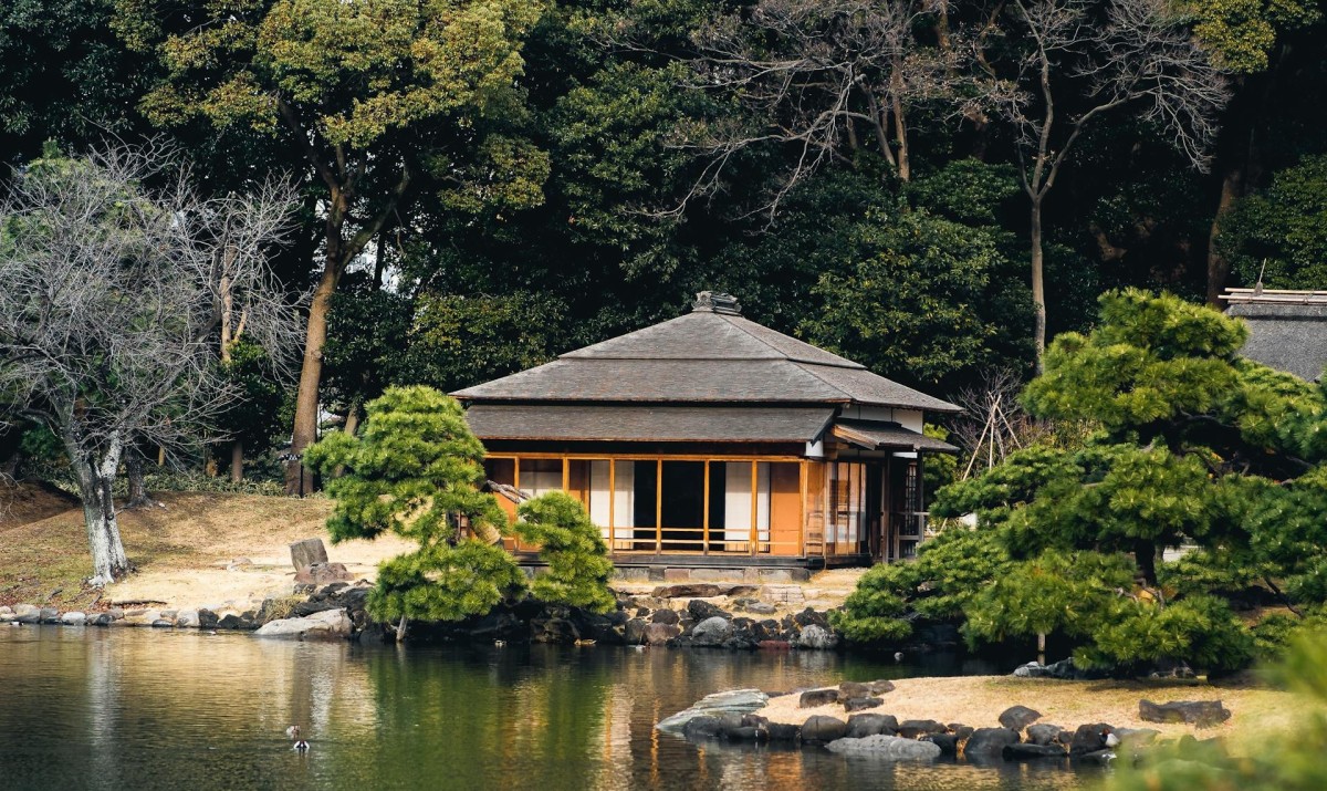 casa sul lago in giappone