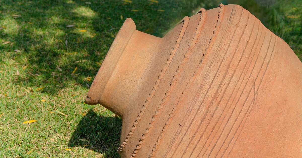 decorare giardino con anfore