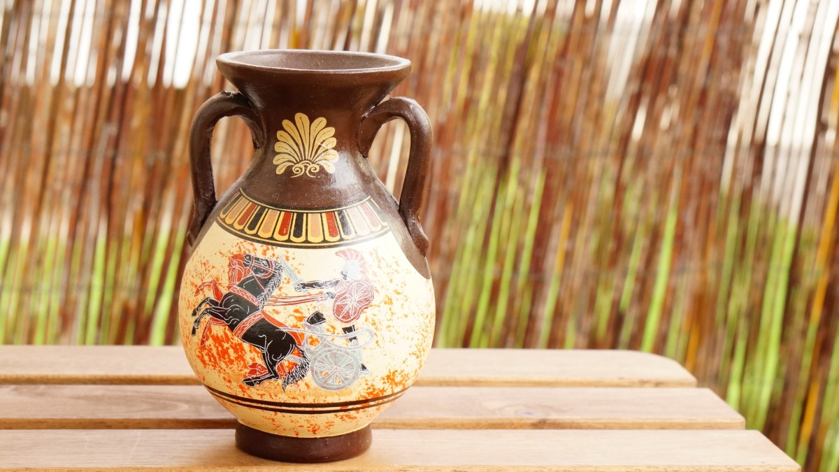 decorare giardino con anfore