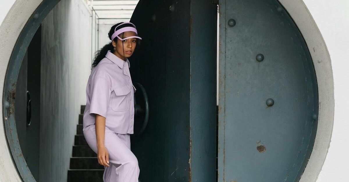 donna che entra in un bunker