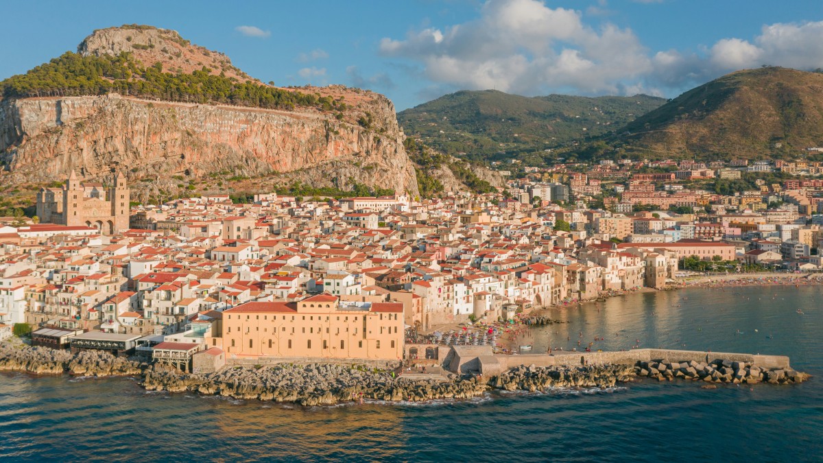 locuind în Cefalù
