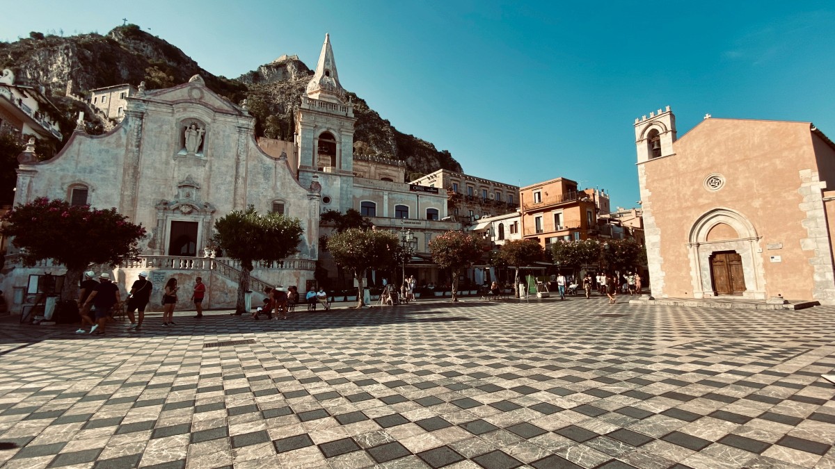 locuind în Taormina