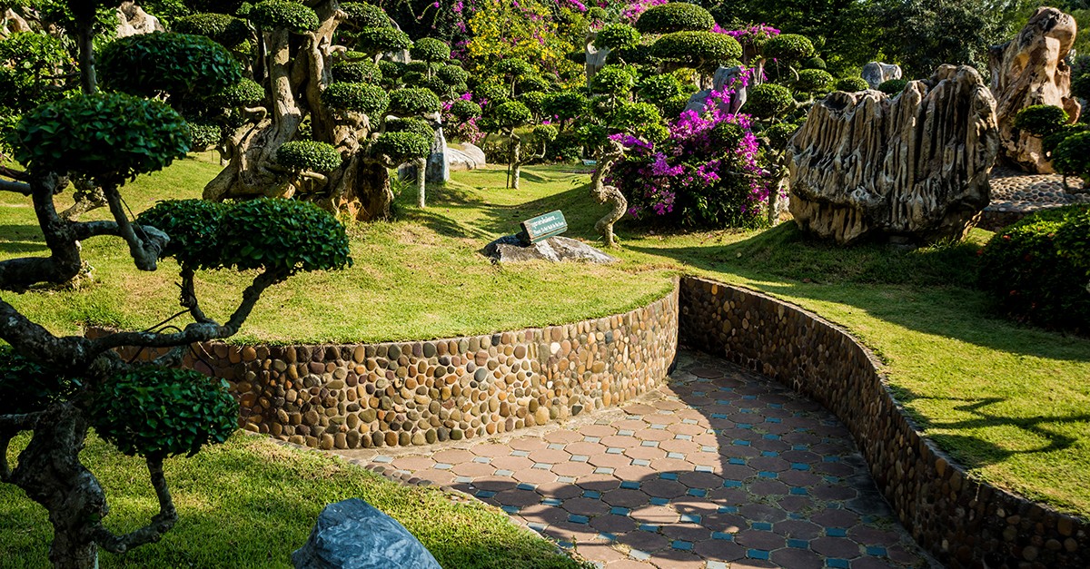 decorare giardino con sassi