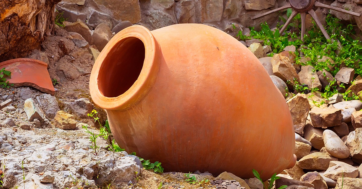 decorare giardino con anfore