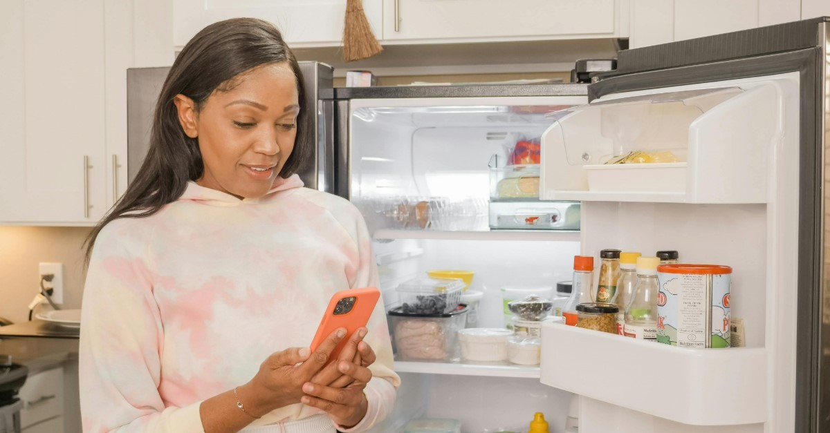 donna davanti al frigorifero