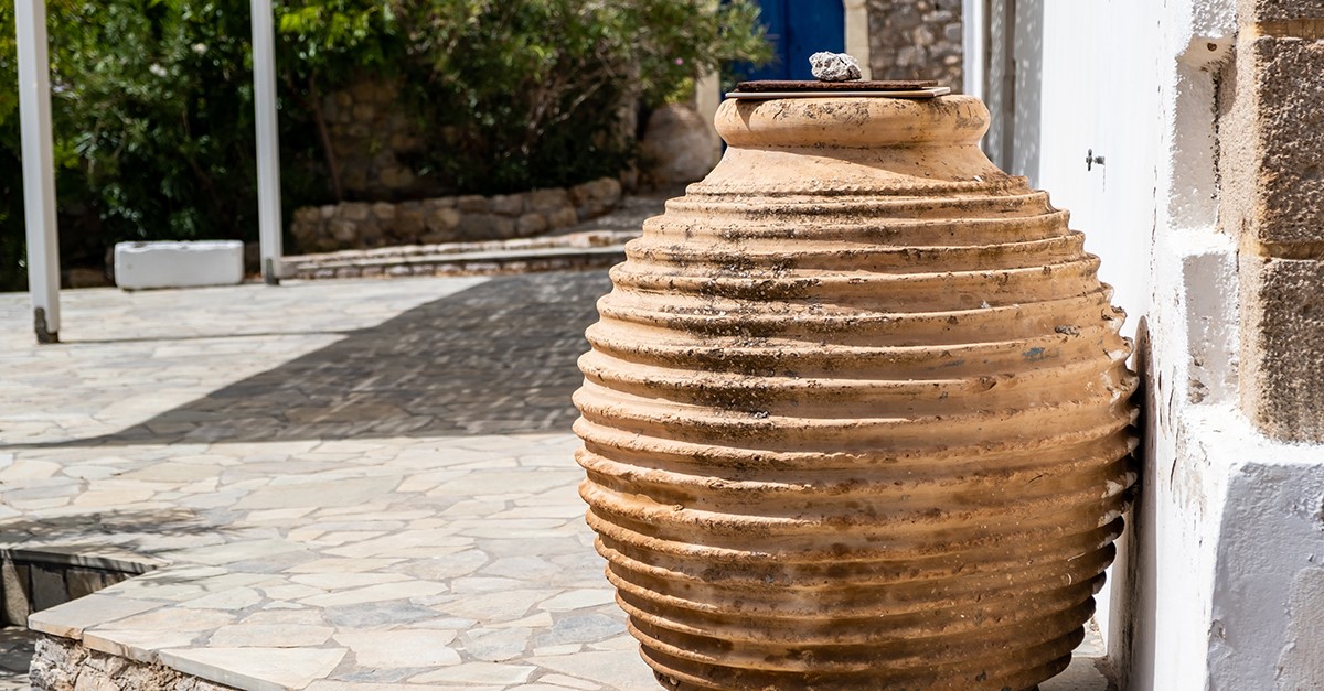 decorare giardino con anfore