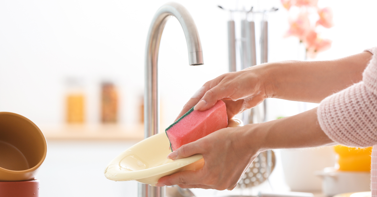 Come lavare i piatti senza detersivo