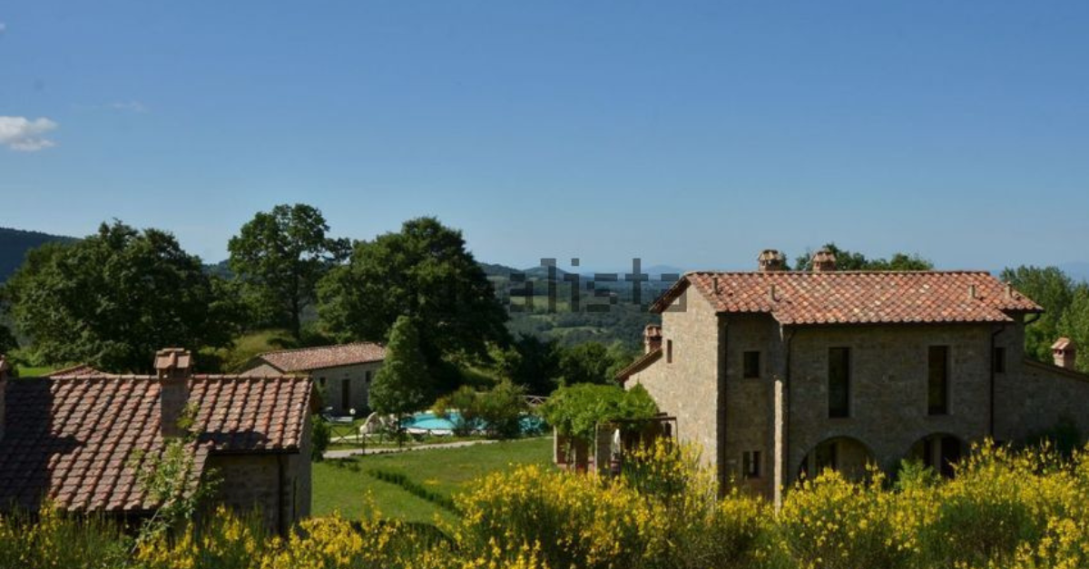 Case rustiche con piscina