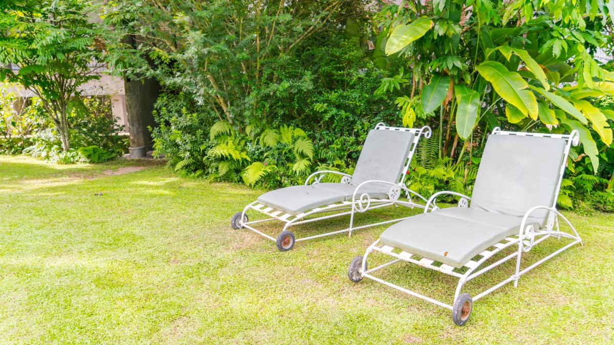 arredi per prendere il sole in giardino