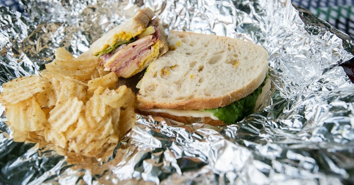 pane e patatine su carta stagnola