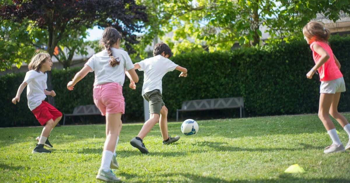 bambini che giocano a palla