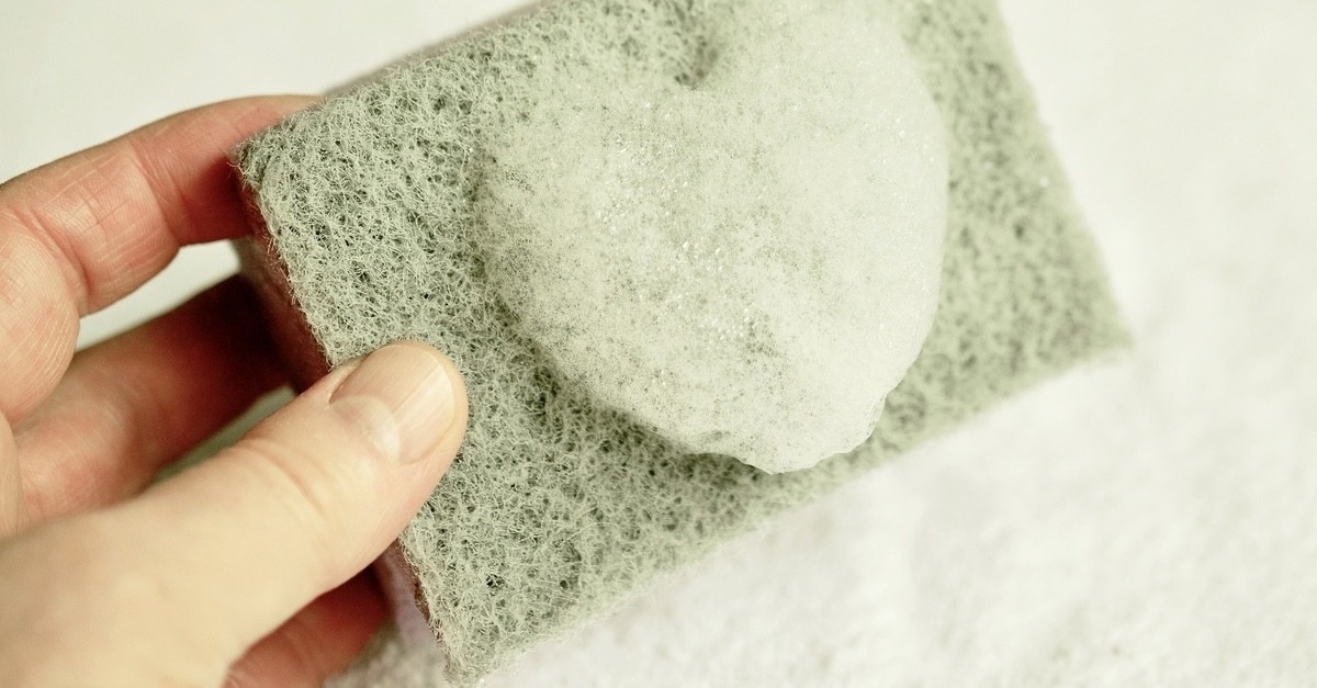 spugna con detersivo per piatti