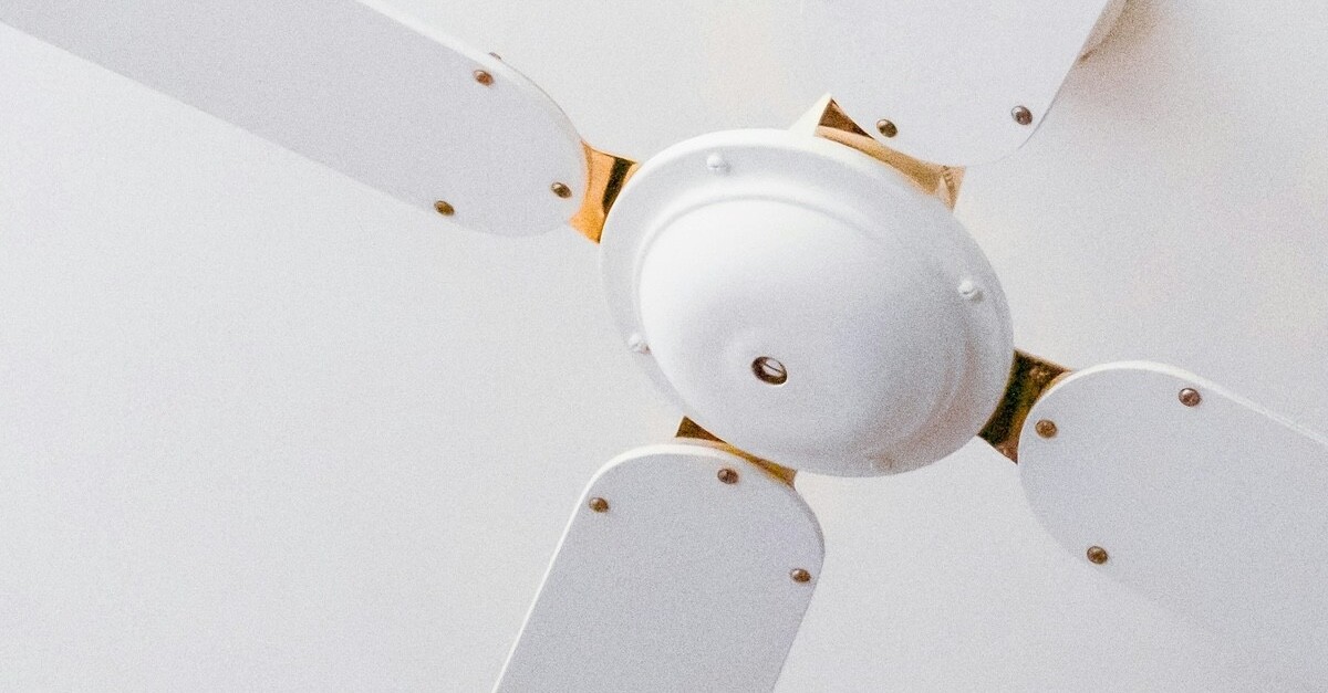 ventilatore da soffitto bianco a 4 pale