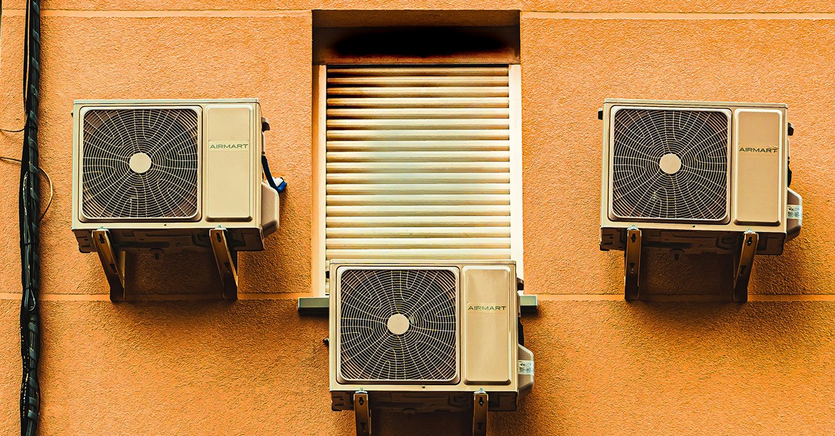 Motori del condizionatore sulla facciata condominiale