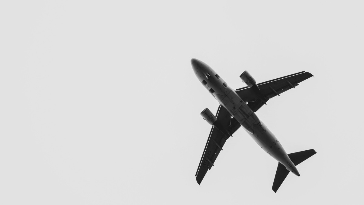 uomo che vive in aereo