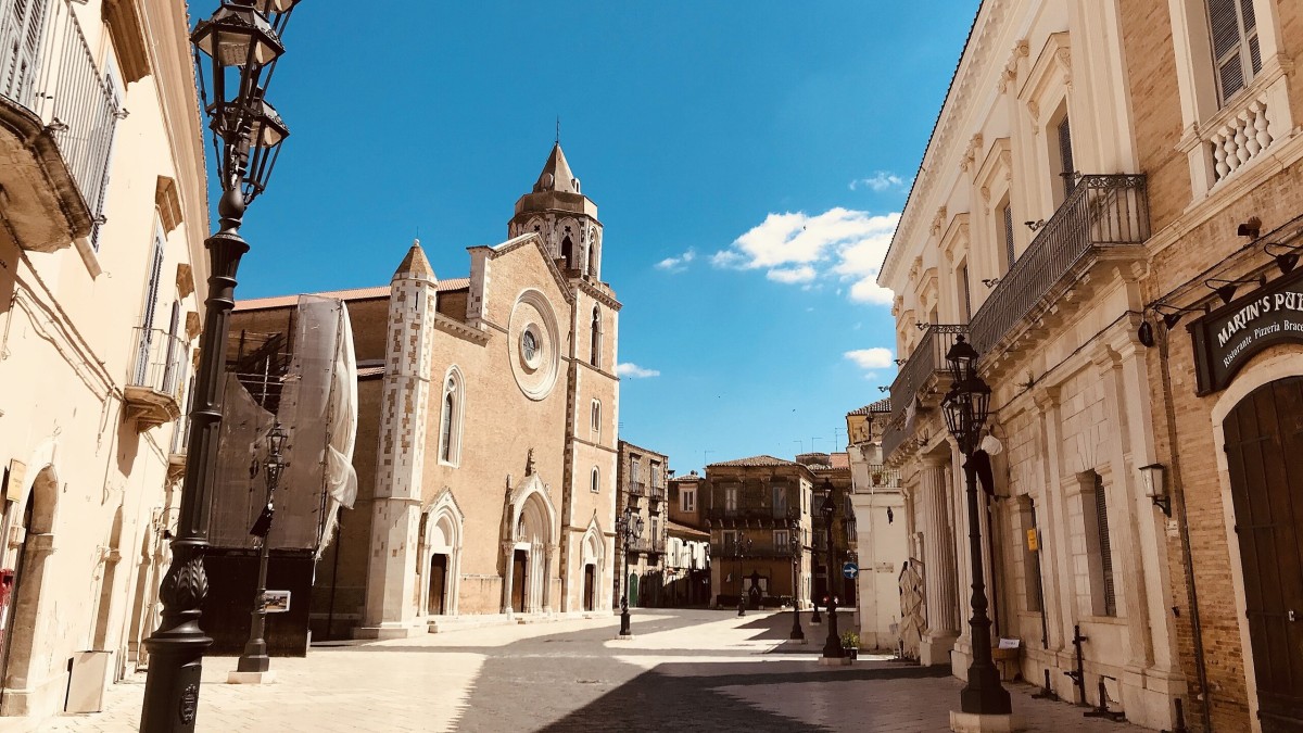 vicolo piu stretto della puglia