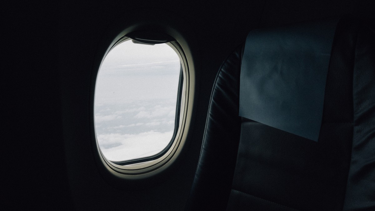 uomo che vive in aereo