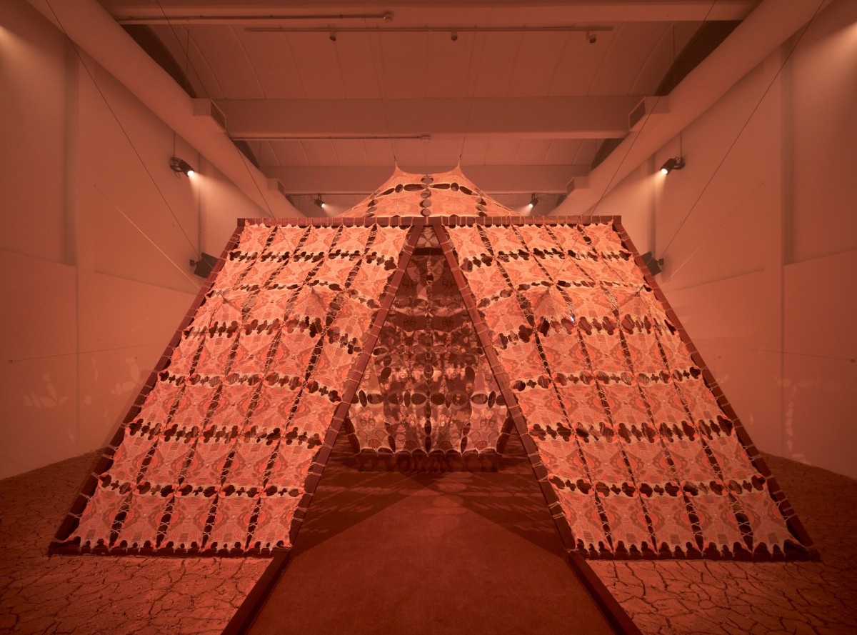 El aspecto exterior es el de una tienda que rememora a las comunidades tribales beduina, yoruba y cherokee.