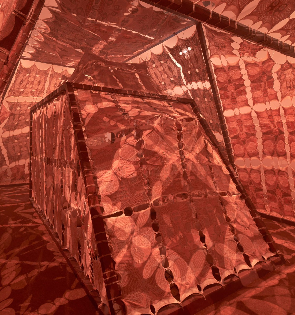 La forma y el color del templo evocan la montaña de Jebel Jais, situado en el emirato de Ras al-Khaimah, limítrofe con el Sharjah.