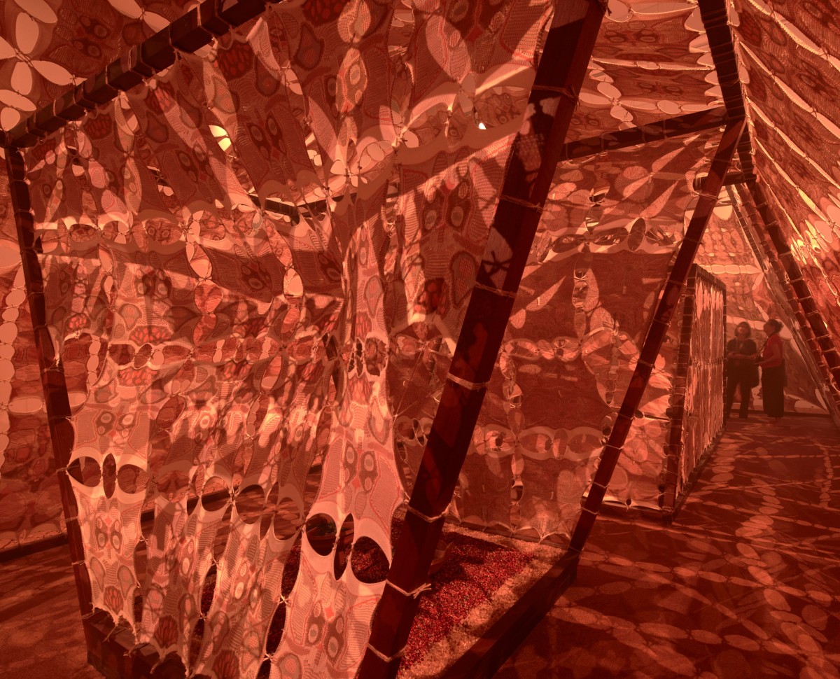 El interior del templo dispone de una serie de altares para la quema de bakhoor e incienso.