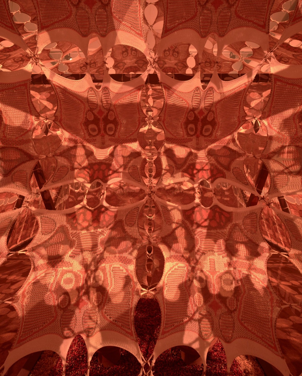 La paleta cromática del templo se inspira en las formaciones montañosas y en su luz, representando microcrustáceos fractales fosilizados.