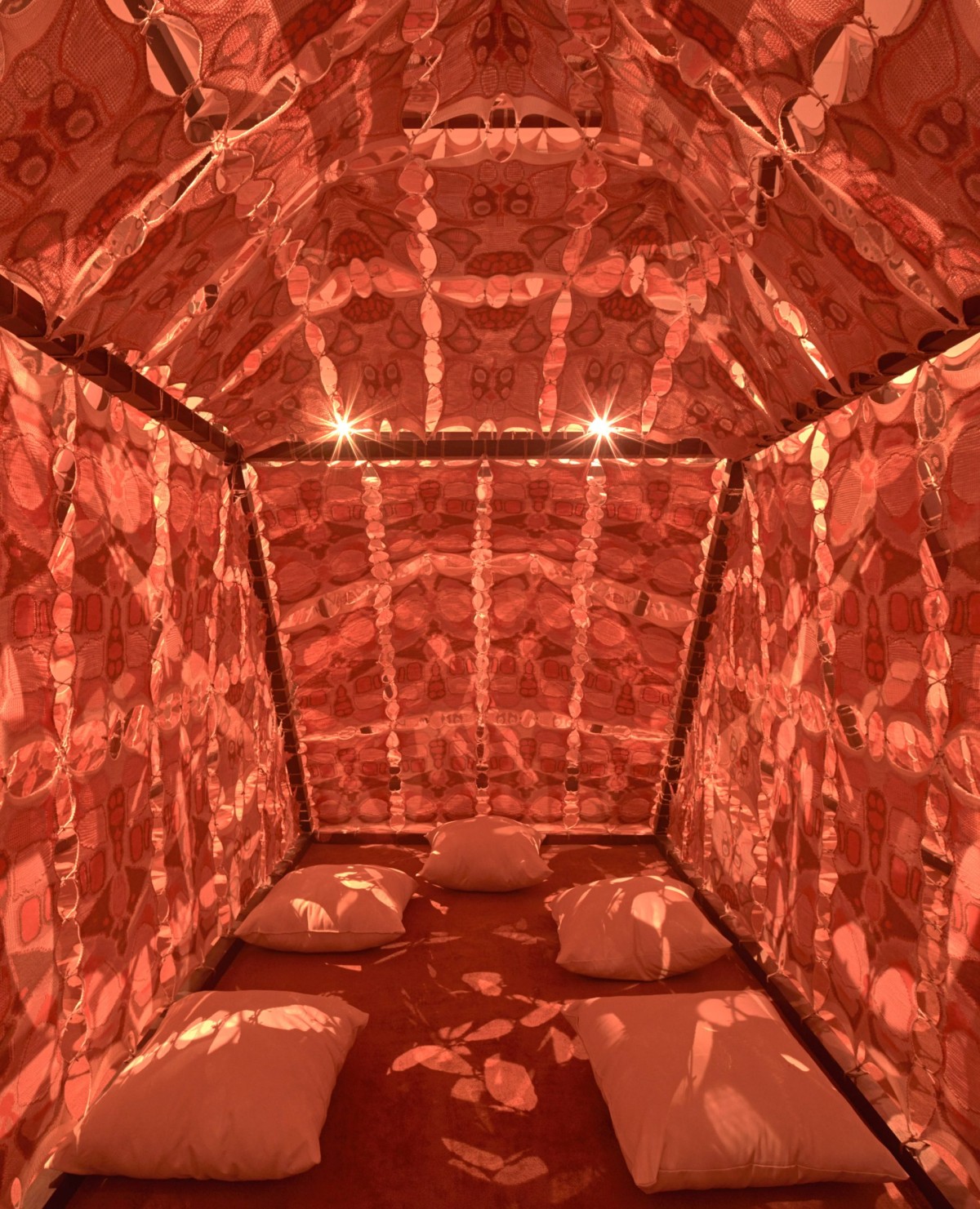 El templo se concibe como una invitación a los visitantes a que participen en ceremonias de respiración en los altares de su interior.