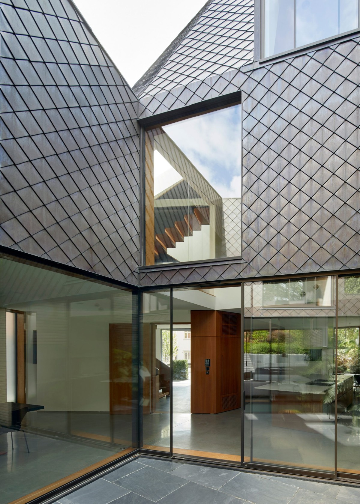 Sus fachadas revestidas de tejas de cobre desarrollará, a lo largo del tiempo, una pátina verde característica.