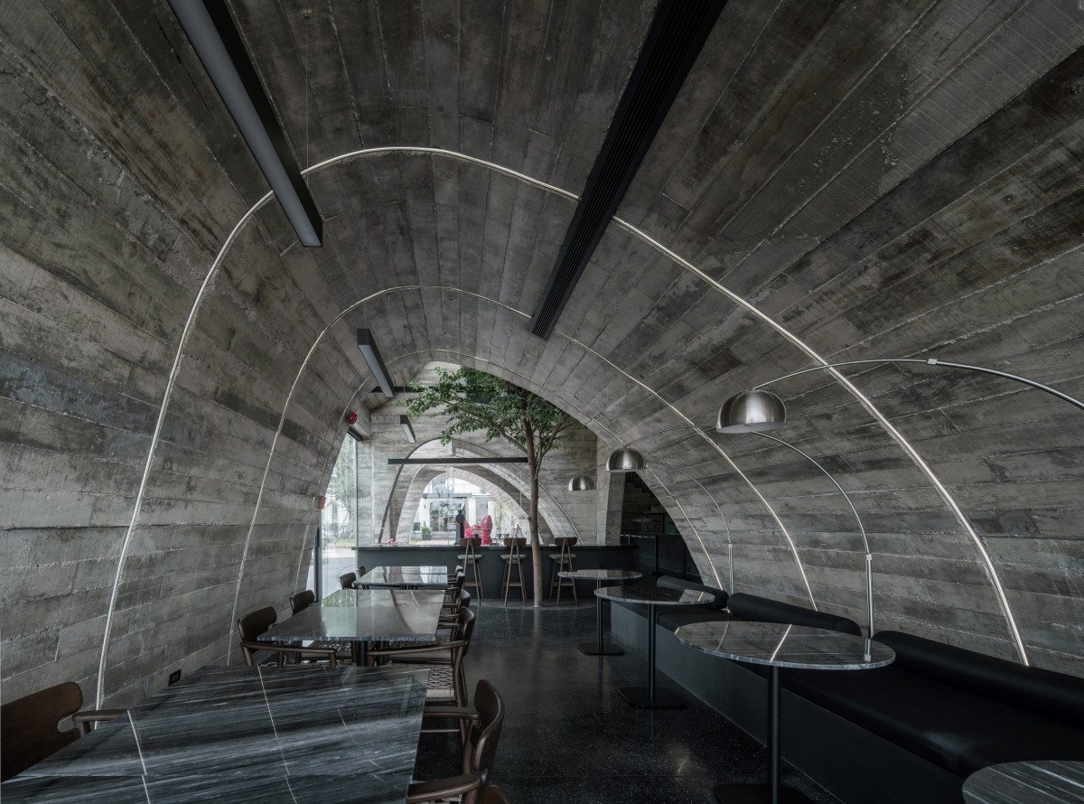 El estudio ha utilizado la curva de un cruasán para estructurar el interior de la pastelería, creando arcos con formas irregulares que aportan un dinamismo visual al espacio.