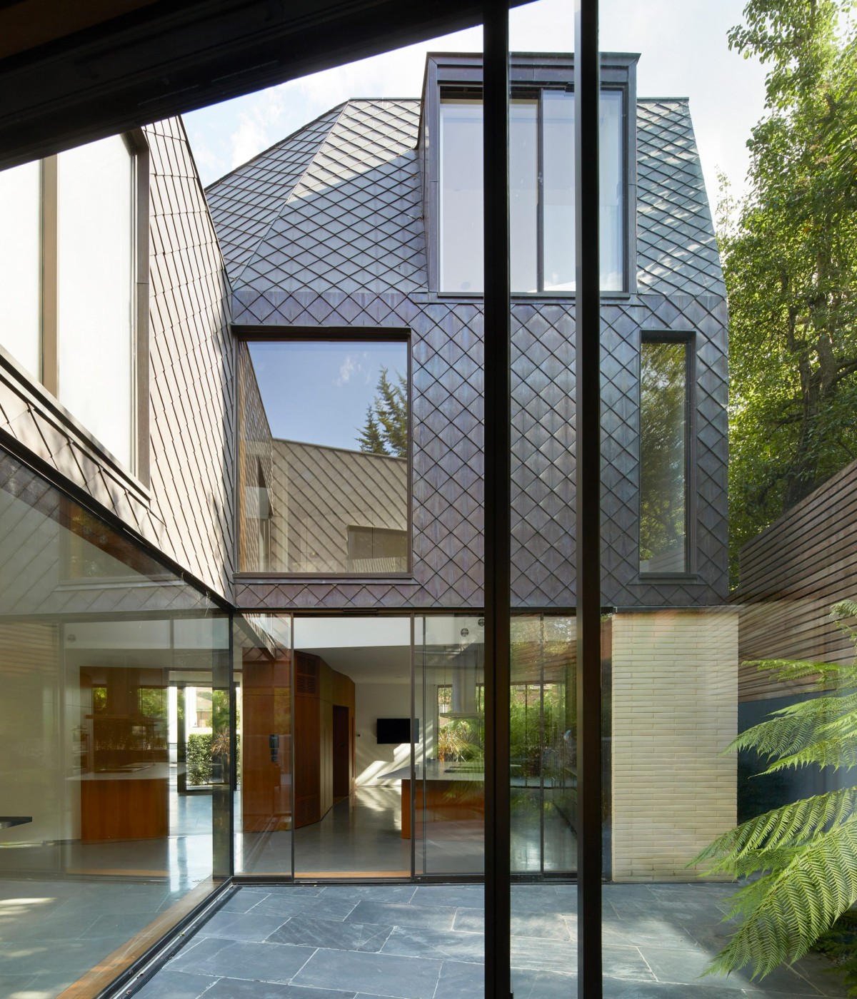 El patrio se extiende a lo largo de los tres niveles superiores, lo que permite que la luz natural en todas las alturas, además de una claraboya para iluminar el sótano.