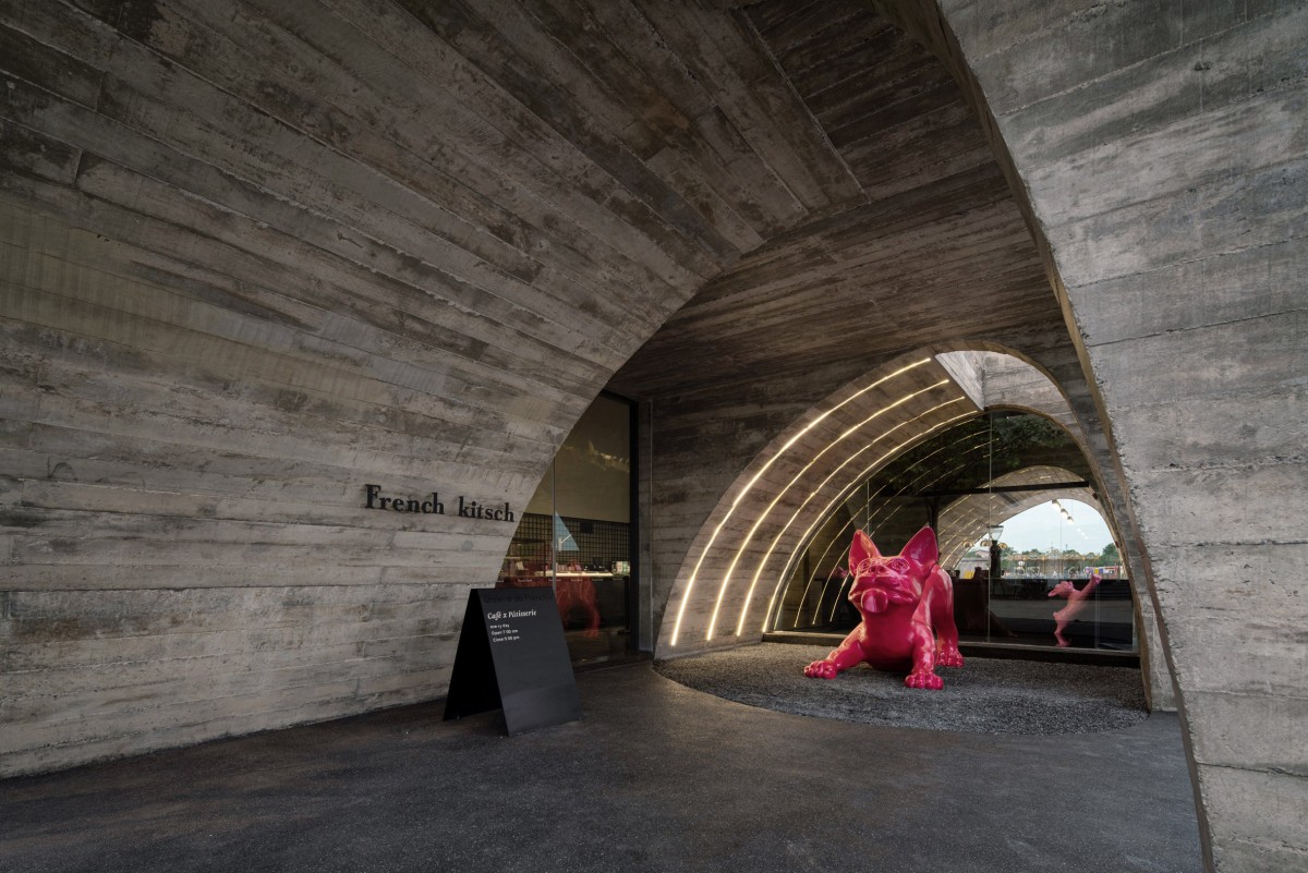 Un escultor local creó la escultura del bulldog rosa basándose en el diseño de la marca French Kitsch.