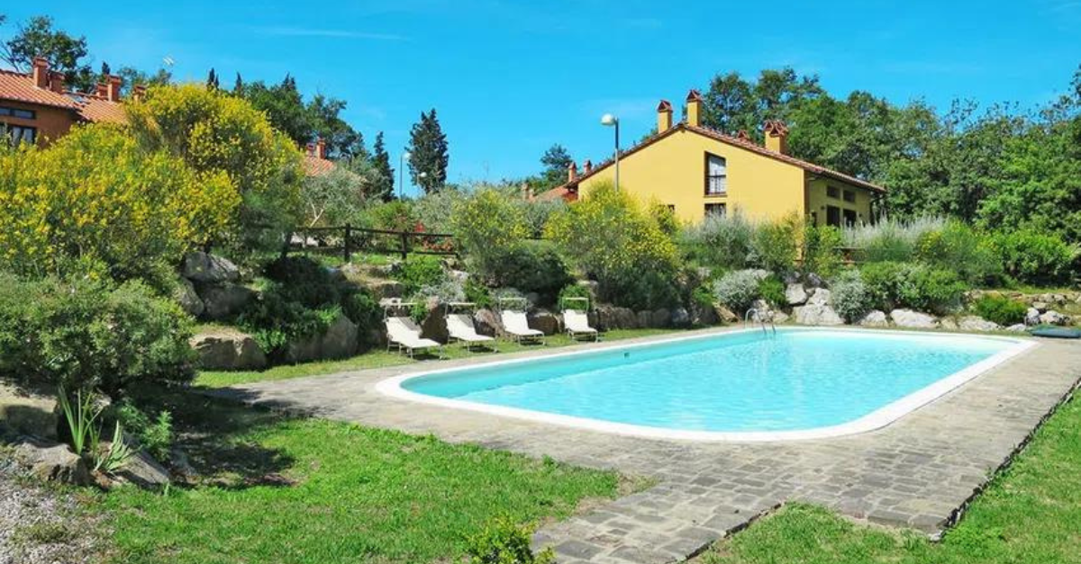 Ville con piscina e giardino con lo sconto