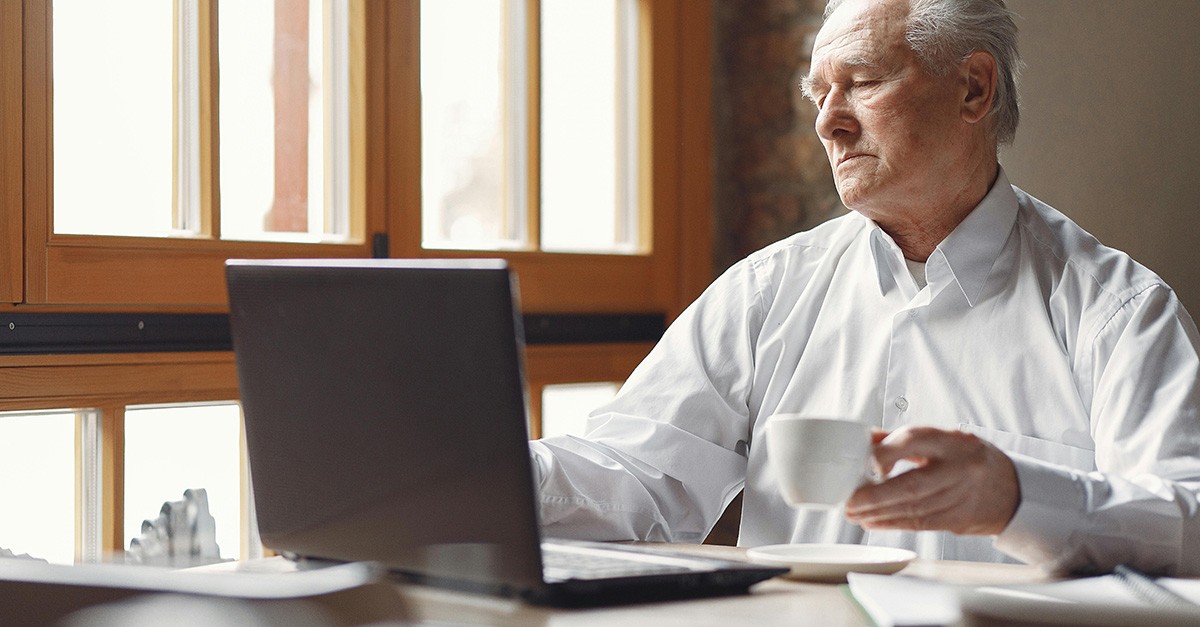 Pensione anticipata, uomo anziano al lavoro