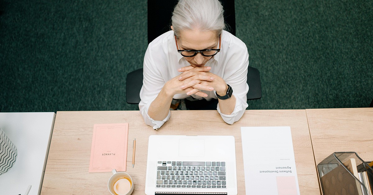 Pensione anticipata, donna anziana al lavoro