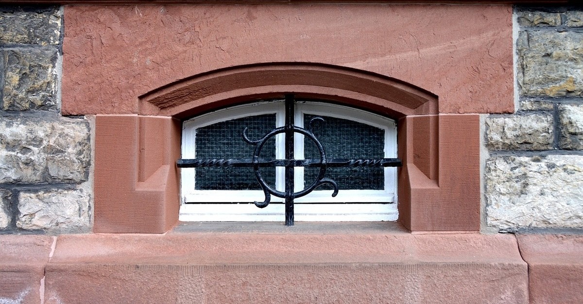 finestra bocca di lupo