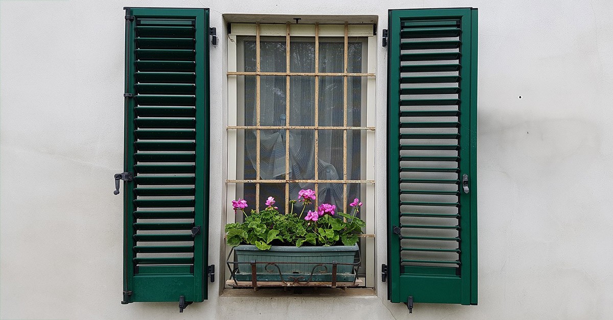 Inferriate e scuri sulle finestre